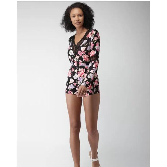 ⭐️ Forever 21 Pretty Black Floral Print Playsuit Long Sleeve Romper Boho Small - Picture 1 of 13
